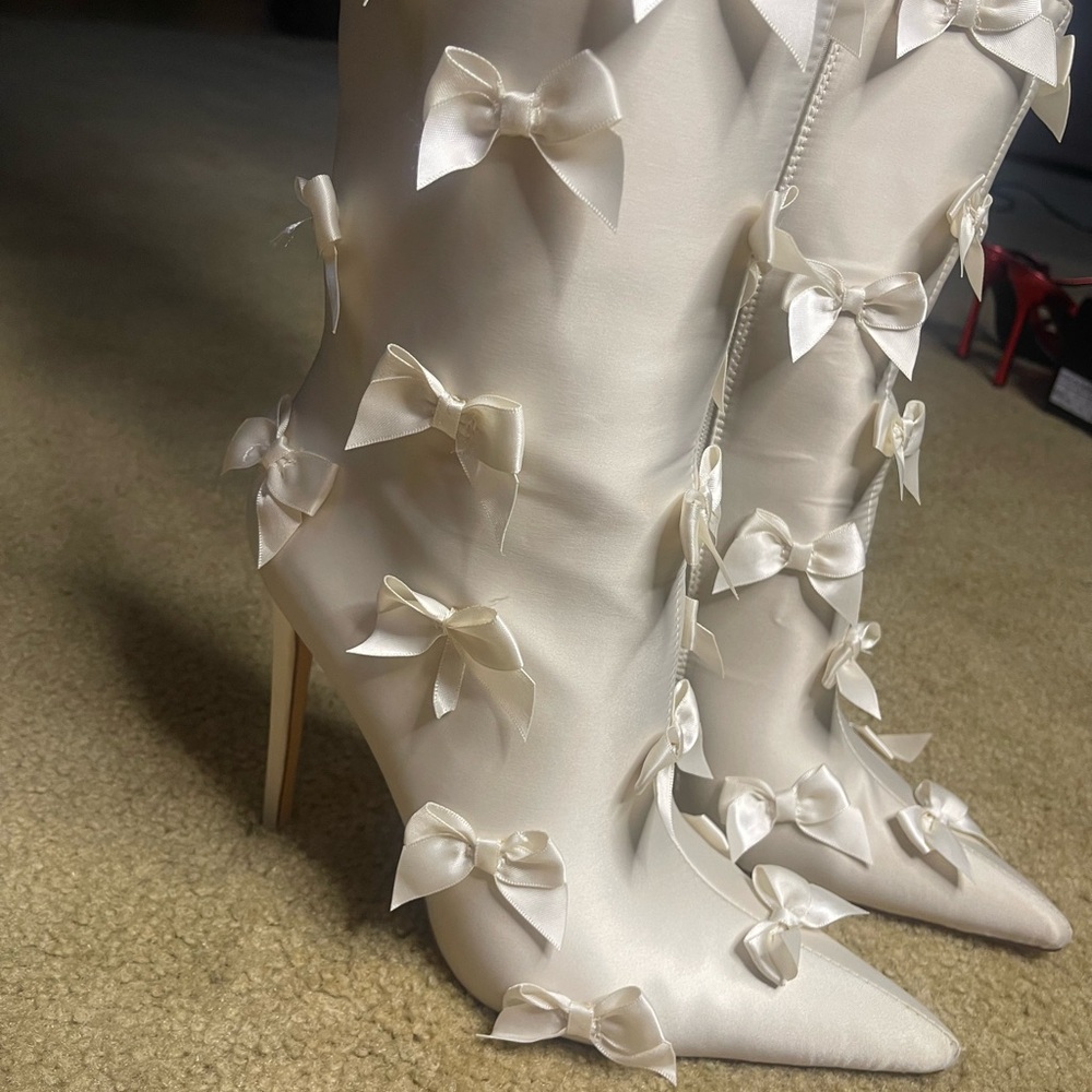 Elegant White Bow-Embellished Women's Boots - Picture 3 of 8
